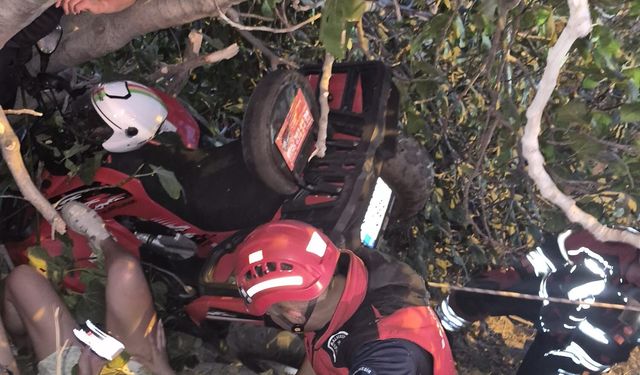 Cunda Yolunda Korkutan Kaza: Şarampole Yuvarlanan ATV’deki 2 Kişi Yaralandı!