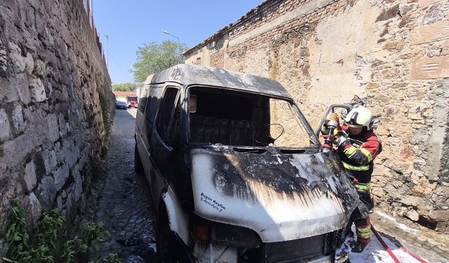 Ayvalık’ta Korkutan Anlar! Hastane Caddesi’nde Alev Alev Yanan Araca İtfaiye Ekipleri Müdahale Etti!