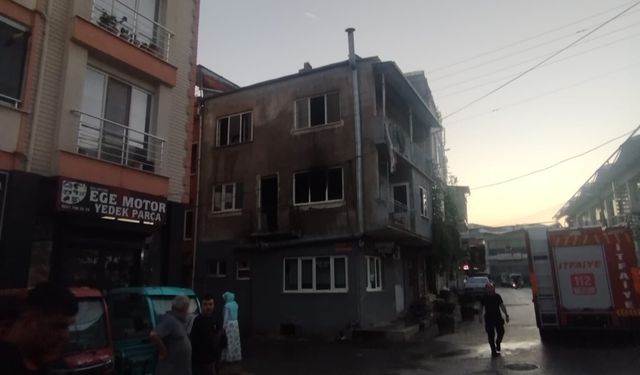 Balıkesir’de Akşam Saatlerinde Korkutan Yangın! 3 Katlı Evden Alevler Yükseldi