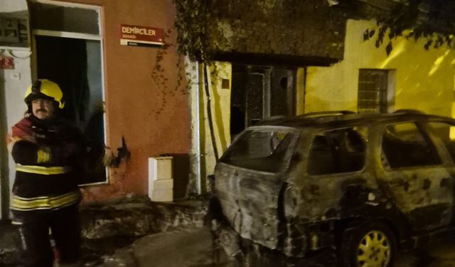 Bigadiç’te Felaketin Eşiğinden Dönüldü! Evin Önündeki Araç Alevlere Teslim Oldu