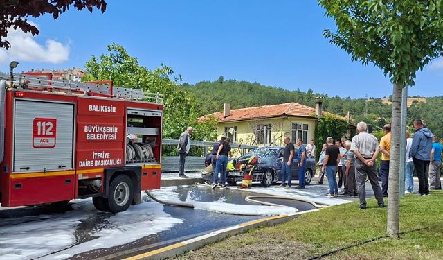 Dursunbey’de Otomobil Alevlere Teslim Oldu! İtfaiye Ekipleri Müdahale Etti
