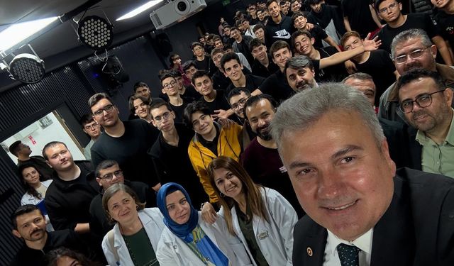 Yıllar Sonra Aynı Sıralara Döndü! Mustafa Canbey Mezun Olduğu Okulda Gençlerle Buluştu