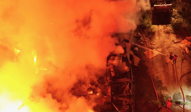 Düzce’de Ahşap Kapı Fabrikasında Korkutan Yangın! Alevler Kısa Sürede Büyüdü, Ekipler Alarmda!