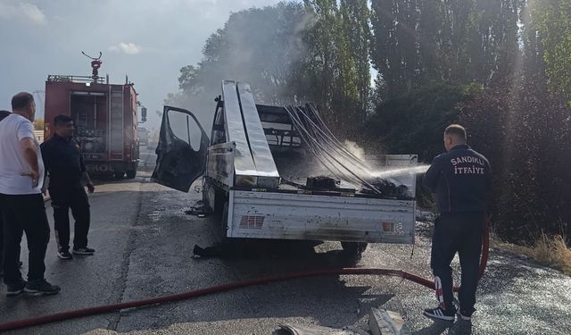 Afyonkarahisar’da Seyir Halindeki Kamyonet Alev Alev Yandı! İtfaiyenin Müdahalesine Rağmen Araç Hurdaya Döndü!
