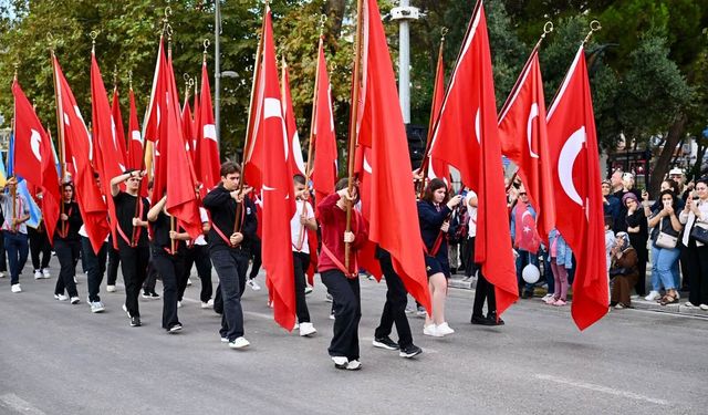 Cumhuriyet Meydanı'ndan Ayyıldıztepe'ye: Bandırma'da Kurtuluş Coşkusu!