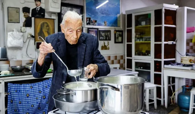16 Yaşında Başladı, Şimdi 96 Yaşında! Bergama'nın Meşhur Kahvaltıcısı Eşref Amca 80 Yıllık Dükkanına Veda Ediyor...