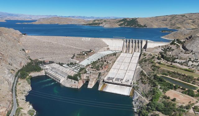 52 yılda 294 milyar kilovatsaat elektrik üretti