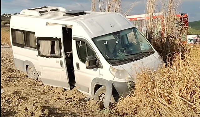 Son Dakika! Balıkesir-Savaştepe Yolunda İşçi Servisi Kaza Yaptı! 13 Yaralı