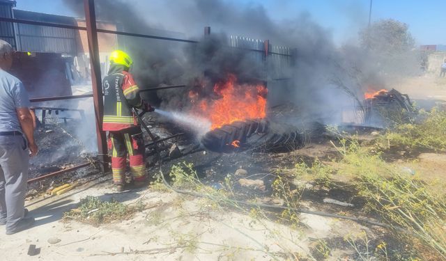 Burhaniye’de Ot Yangını! Hurdaların Bulunduğu Alana Sıçrayan Alevler Söndürüldü