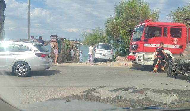 Ayvalık’ta Kontrolden Çıkan Otomobil Evin Bahçesine Girdi! Sürücü Kazayı Hafif Sıyrıklarla Atlattı