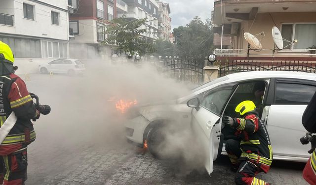 Balıkesir Burhaniye'de Araç Yangını! Alev Alev Yanan Otomobil İtfaiyenin Müdahalesiyle Söndürüldü