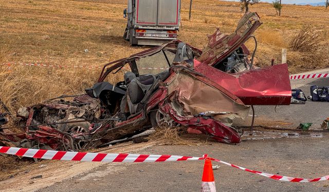 Uşak Ulubey'de feci trafik kazası: Kamyon ile otomobil kafa kafaya çarpıştı! 3 kişi hayatını kaybetti!