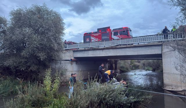 Kahramanmaraş’ta Feci Kaza! Otomobil Köprüden Göksun Çayı’na Düştü: Polis Memuru Ve Yeğeni Hayatını Kaybetti!