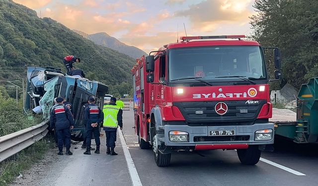 Sakarya Geyve'de Dev Kaza! Kiremit Yüklü Tır Virajda Devrildi: Adapazarı Yönünde Trafik Aksadı!