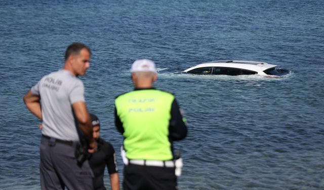 El Frenini Çekmeyi Unuttu! Park Ettiği Otomobil Denize Uçtu
