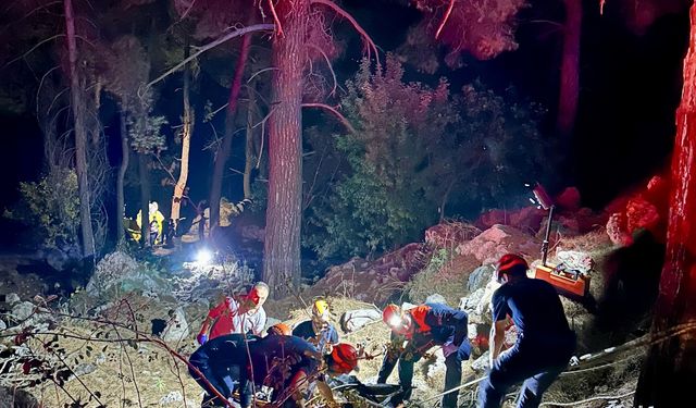 Antalya Konyaaltı'da Feci Kaza! Saklıkent Yolunda Araç 50 Metrelik Uçuruma Yuvarlandı: 2 Ölü, 4 Yaralı! Detaylar!