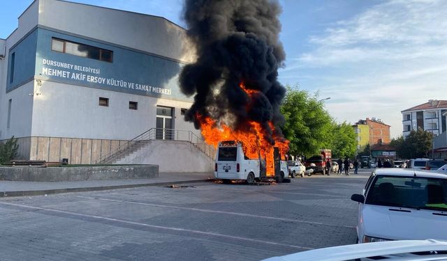 Dursunbey'de Park Halindeki Minibüs Alev Alev Yandı!