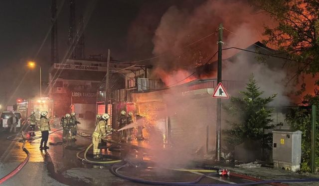 İstanbul'da Geceyi Aydınlatan Alevler! Esenyurt'ta Mobilya Atölyesi Ve Komşu İş Yerleri Yanıyor!