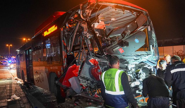 Ankara Etimesgut'ta Korkunç Kaza: Belediye Otobüsü Üst Geçit Ayağına Çarptı, Çok Sayıda Yaralı Var!