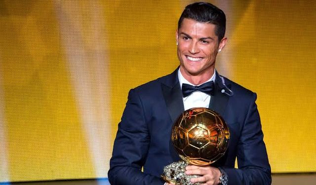 Cristiano Ronaldo'ya Bir Ballon d'Or Daha! Messi'yi Geride Bırakarak Tarihin En İyisi Seçildi