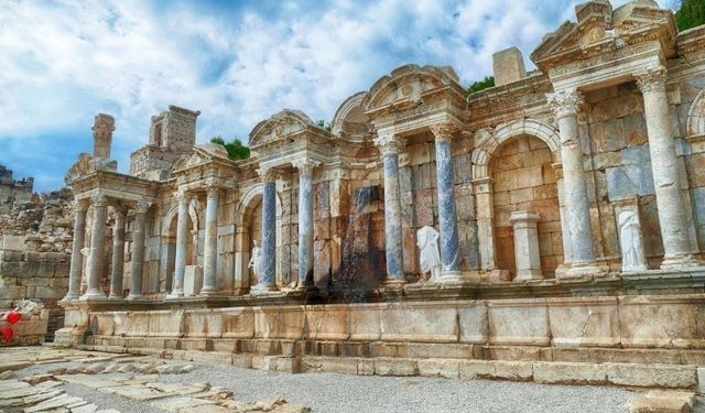 DAĞLARIN ARASINDAKİ ROMA ŞEHRİ VE 1800 YILLIK ANTONİNLER ÇEŞMESİ