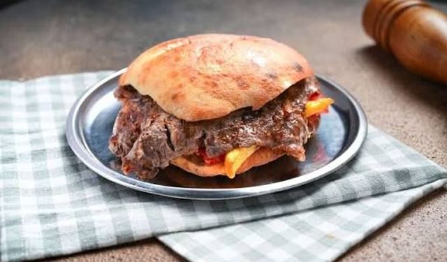 TasteAtlas Dünyanın En İyi Sandviçlerini Sıraladı: Türk Mutfağından Tombik Döner Zirvenin Sahibi Oldu!