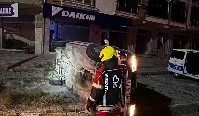 Burhaniye'de Korkutan Kaza! Sürücü Araçtan Yara Almadan Çıktı