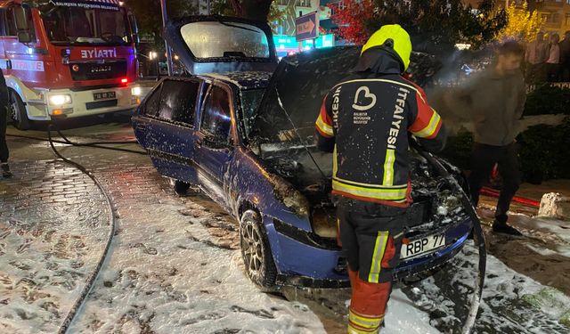Balıkesir Karesi'nde Feci Kaza Sonrası Araç Yangını! İtfaiye Ekipleri Anında Müdahale Etti