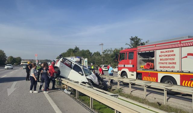 Balıkesir-Bursa Yolunda Feci Kaza! Yolcu Araçta Sıkıştı!