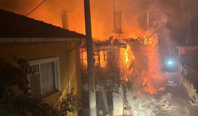 Bigadiç'te Gece Yarısı Yangın Paniği! İki Katlı Evin Çatısı Alevlere Teslim Oldu