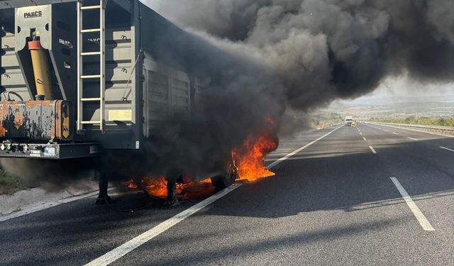 İstanbul-İzmir Otoyolu'nda Kömür Yüklü Tırda Alevler Yükseldi! Ekiplerin Zamanında Müdahalesi Felaketi Önledi!