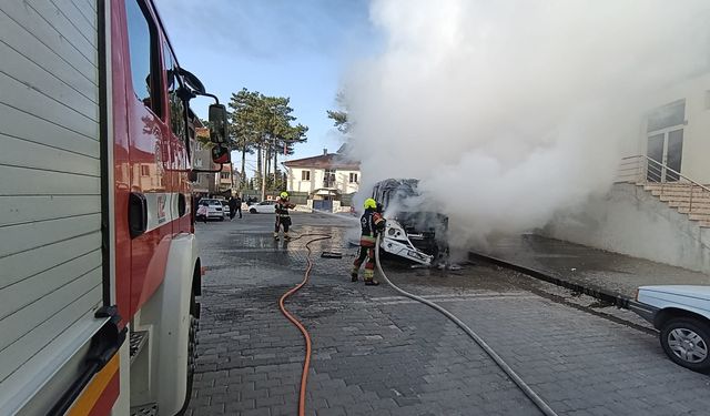Balıkesir Dursunbey’de Park Halindeki Minibüs Alev Alev Yandı: İtfaiye Ekipleri Alevleri Güçlükle Söndürdü