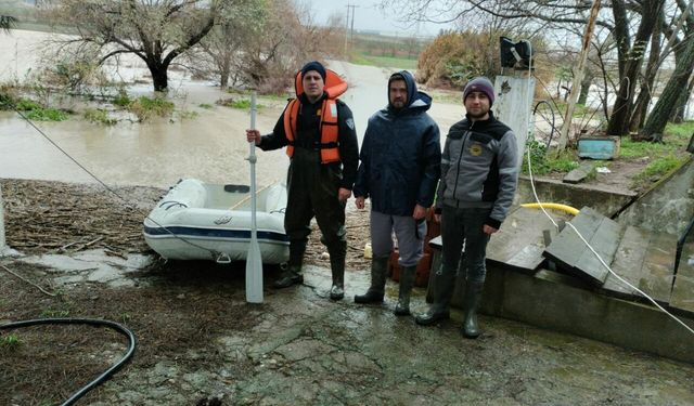 Manyas'ta su kuyusunda mahsur kalan 2 görevli kurtarıldı