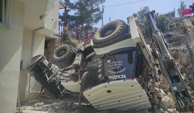 Devrilen kepçenin altında kalan çocuk hayatını kaybetti