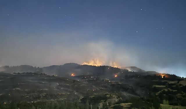 Dursunbey'deki yangının ilerlemesi durduruldu! Kontrol altına alma çalışmaları devam ediyor!