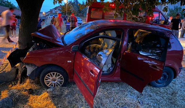 Bigadiç'te ağaca çarpan otomobildeki 2 kişi öldü, 6 kişi yaralandı