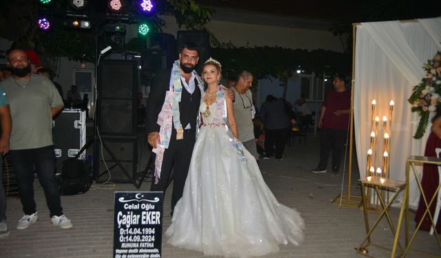 Balıkesir'de mezar taşı işi yapan mermerci esnafa düğününde esprili hediye!