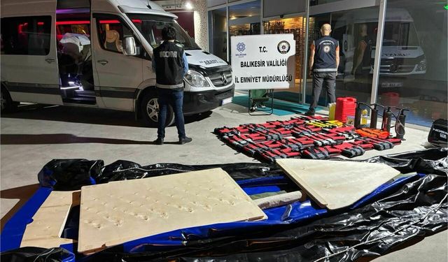 Susurluk'ta 17 düzensiz göçmen ve 4 insan kaçakçılığı şüphelisi yakalandı!