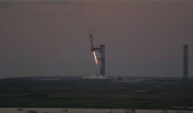 SpaceX'in Starship roketi beşinci test uçuşunda başarılı iniş yaptı