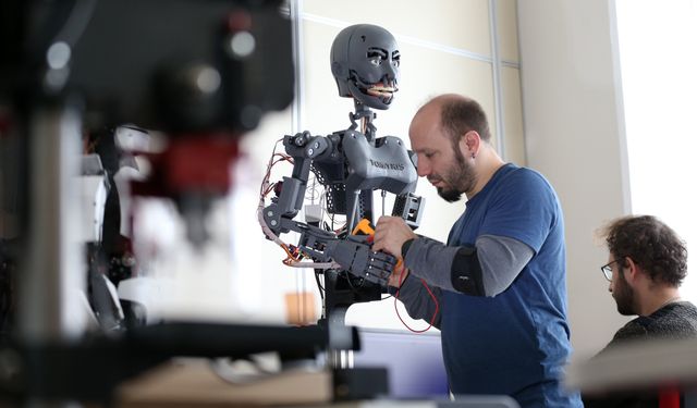 40 günde üretilen yerli insansı robot Tomyris 9 mimik yapabiliyor
