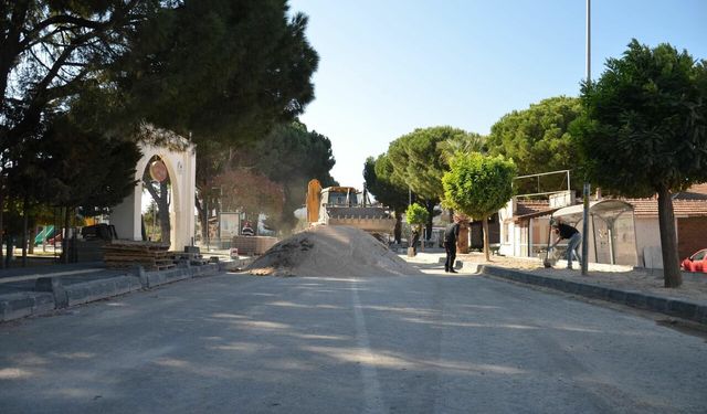Gömeç Belediyesi ilçedeki kaldırımları yeniliyor