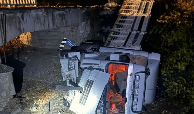 Balya-Yenice Yolu’nda trafik kazası! Kamyon şarampole yuvarlandı!