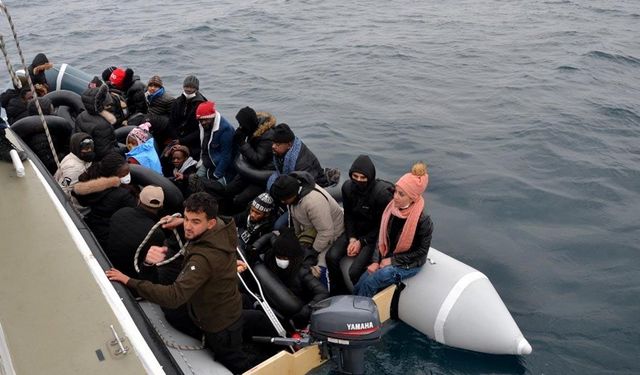 Ayvalık açıklarında lastik bottaki 31 düzensiz göçmen kurtarıldı