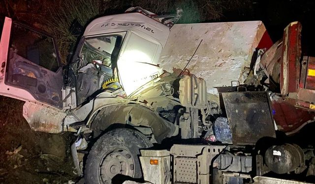 Bigadiç-Balıkesir yolunda trafik kazası: Sürücü araçta sıkıştı!