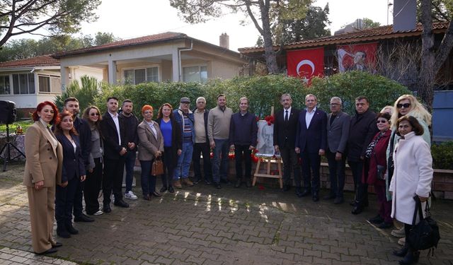 Uğur Mumcu Ayvalık'taki evinin önünde anıldı