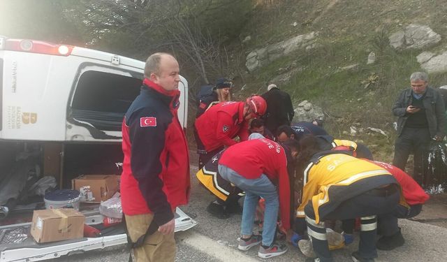 Kepsut - Balıkesir yolunda büyük kaza! Minibüs devrildi! 2 kişi yaşamını yitirdi, 21 kişi yaralandı!