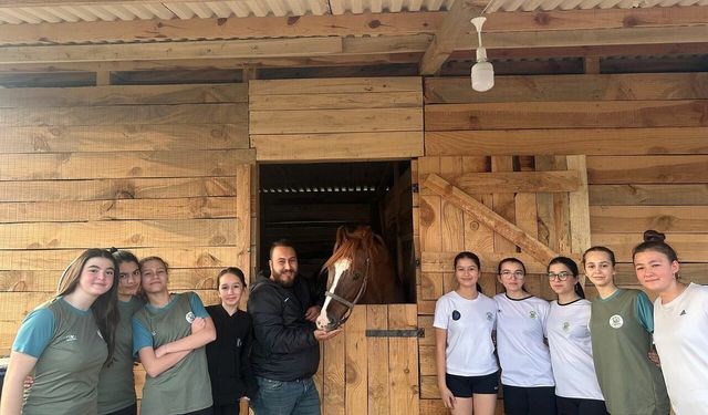 Kepsutlu genç voleybolculardan binicilik kulübüne ziyaret