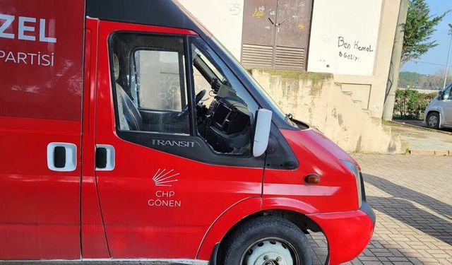 CHP'nin minibüsüne kurşun sıktılar!