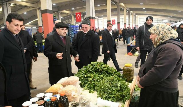 Vali Ustaoğlu, Dursunbey Kapalı Pazar Yeri’nde vatandaşlarla buluştu
