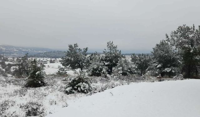 Sındırgı’da kar yağışı etkisini gösterdi! İlçe beyaza büründü ❄️